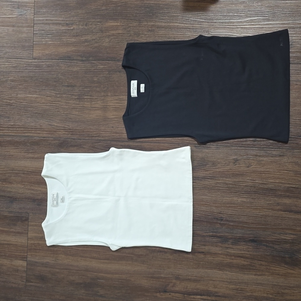 Aritzia contour crew tank in white and black size xsmall